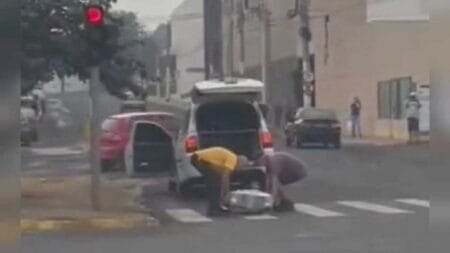 Caixão cai de carro funerário em avenida de Campo Grande (vídeo)
