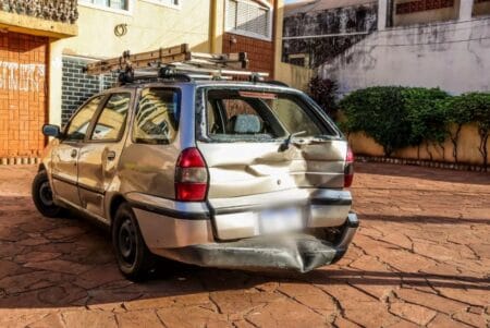 Motociclista é arremessado para cima de carro em acidente