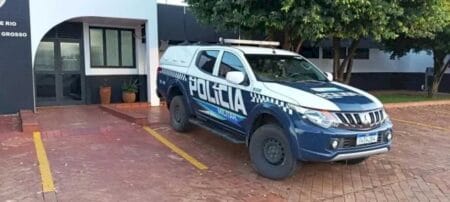 Furiosa, mulher espanca filho ao saber que ele quase foi atropelado e vai presa em MS