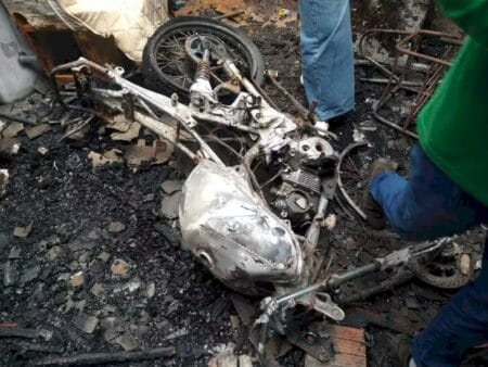 Com mulher e filhas dentro, homem ateia fogo na casa da ex, destrói moto e foge