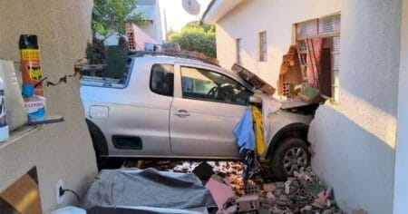 Motorista perde controle, carro invade imóvel e atinge mulher e criança