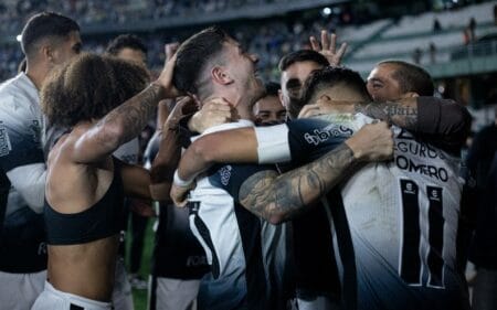 Com Hugo decisivo, Corinthians vence Grêmio nos pênaltis e vai às quartas da Copa do Brasil