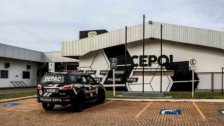 Motorista bêbado é preso após urinar na frente de policiais