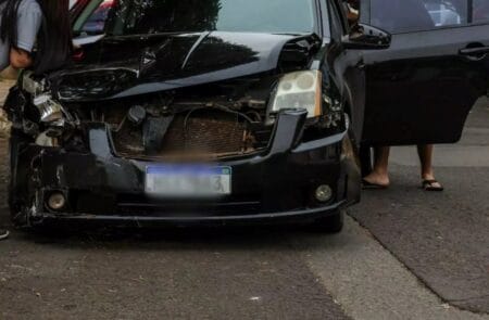 Motociclista é arremessado a 10 metros por motorista que avançou a preferencial na Capital