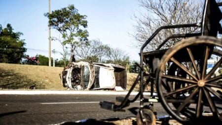 Saveiro capota após ser ‘fechada’ em avenida e uma pessoa morre