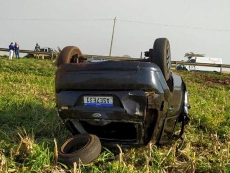 Homem é arremessado de veículo em capotamento e morre na MS-156