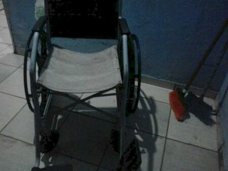 Mulher é acusada de furtar cadeira de rodas em posto de saúde