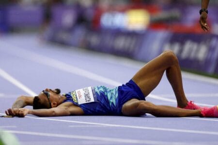 Brasileiro ‘mói’ recorde mundial e é ouro nos 5.000 m em Paris