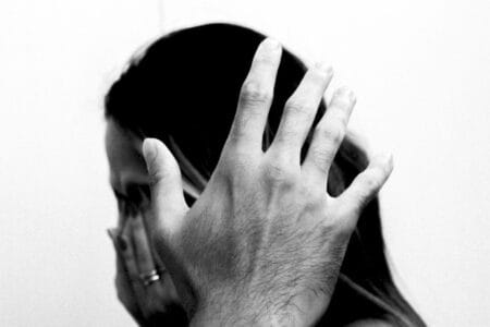Filhas pedem ajuda em comércio após mãe ser agredida e ameaçada por marido