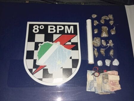 Batayporã: Mulher é presa em bar após jogar bolsa debaixo de mesa de sinuca na tentativa de esconder droga