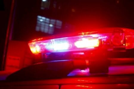 Homem chega bêbado em casa e arranca pedaço da orelha da esposa grávida na mordida
