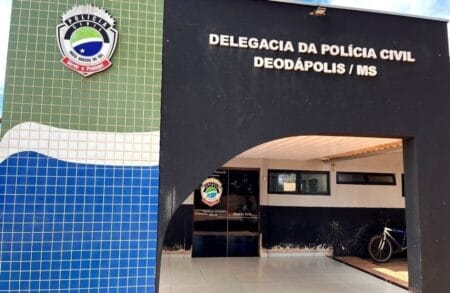 DEODÁPOLIS: Idoso faz ameaças com facão e arremessa pedaço de madeira em seu filho