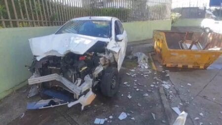 Motorista perde controle da direção bate em poste e abandona veículo com perda total