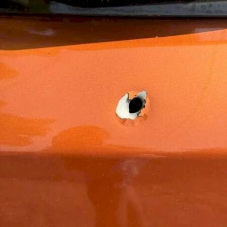 Oficial de justiça ouve disparos e encontra carro cravejado de bala