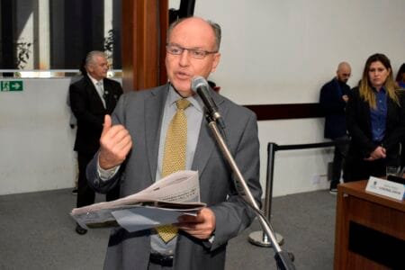O deputado estadual Junior Mochi (MDB) apresentou nesta manhã (03), durante a sessão ordinária na (ALEMS), indicações essenciais para a segurança e o desenvolvimento do Estado.