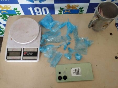 Quatro pessoas são presas por envolvimento com tráfico de drogas, furto e receptação