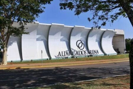 Em culto, pastor nega desvio: ‘ganhei a Land Rover’ Denilson Fonseca, líder da Aliançados, se defendeu em culto das acusações de desvio e perseguição