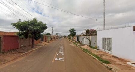 Jovem é baleado na porta de casa por dupla em moto Vítima relatou a polícia que não conhece os suspeitos; até o momento ninguém foi preso