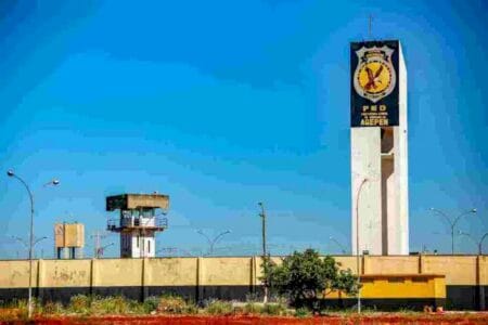 Detentos são flagrados amolando facas em cela da penitenciária de Dourados e acabam espancados