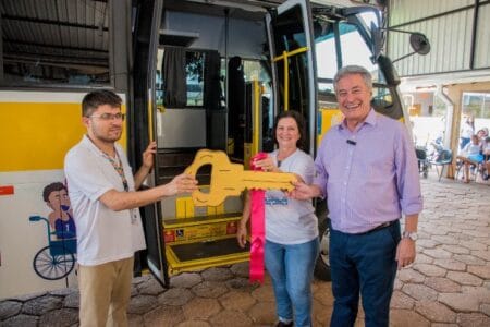 Hashioka entrega ônibus de R$ 500 mil para Apae de Nova Andradina