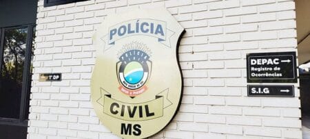 Mulher denuncia vizinho após ser observada por cima do muro e com facão