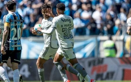 Na volta à Arena, Grêmio sofre virada nos acréscimos para o Atlético-MG pelo Brasileirão