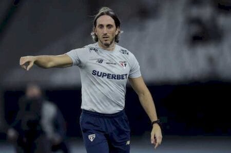 Zubeldía valoriza sofrimento do São Paulo e confia em classificação no Morumbis: ‘Isso é Libertadores’
