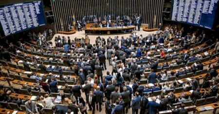 Câmara deve votar reoneração da folha e medidas de compensação nesta terça-feira
