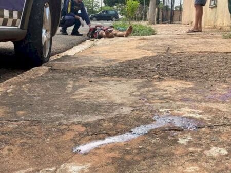 Morador de rua é encontrado esfaqueado e caído em calçada