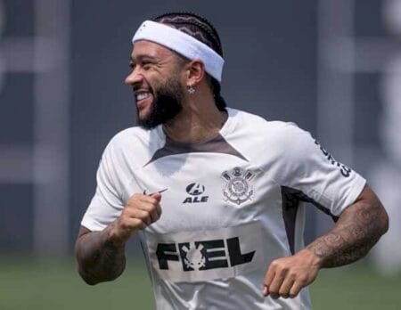Memphis dribla barreira do idioma para se entrosar no Corinthians