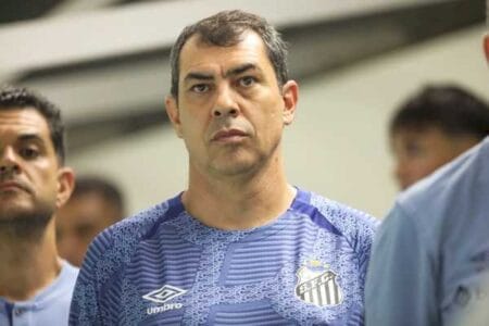 Carille deixa o gramado sob vaias e xingamentos após empate do Santos com o Novorizontino