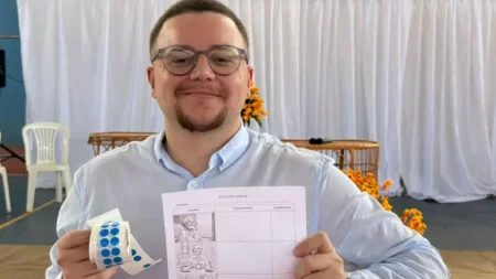 Estudante viraliza com ligações para pacientes do SUS e desenhos no receituário médico