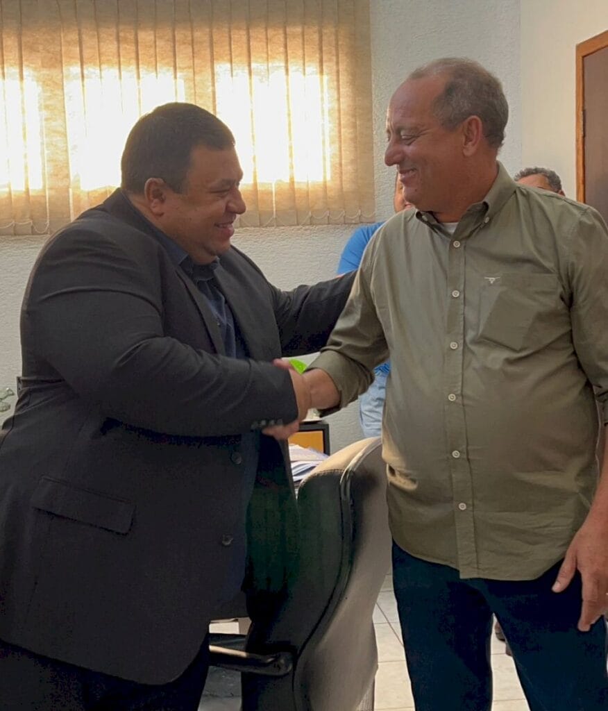 Taquarussu: Edson da Rádio volta a comandar Prefeitura após pedido de férias de Clóvis do Banco