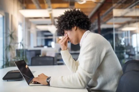 Saúde Mental no Trabalho: 1 em Cada 4 Profissionais Brasileiros É Triste, Diz Estudo