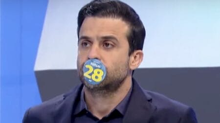 Pablo Marçal é repreendido e cola adesivo na boca em alusão à censura