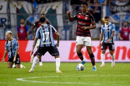 Flamengo diz que Carlinhos foi alvo de racismo na Arena do Grêmio; veja vídeo