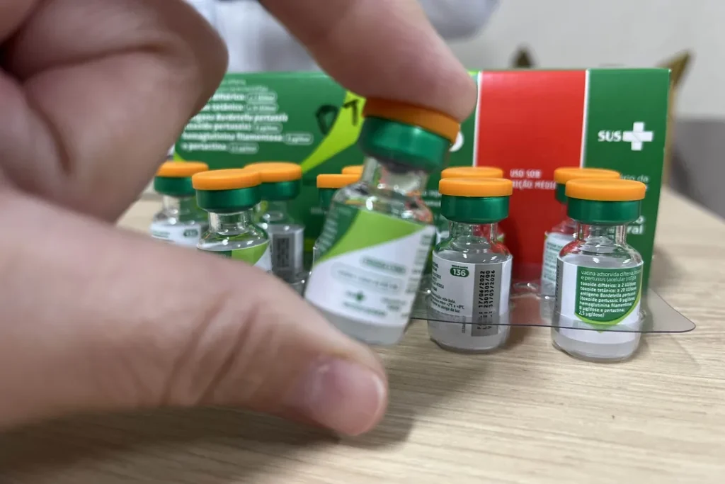 Saúde reforça importância de vacinação após aumento de coqueluche A coqueluche é uma doença infecciosa que afeta as vias respiratórias, causando crises de tosse seca e falta de ar
