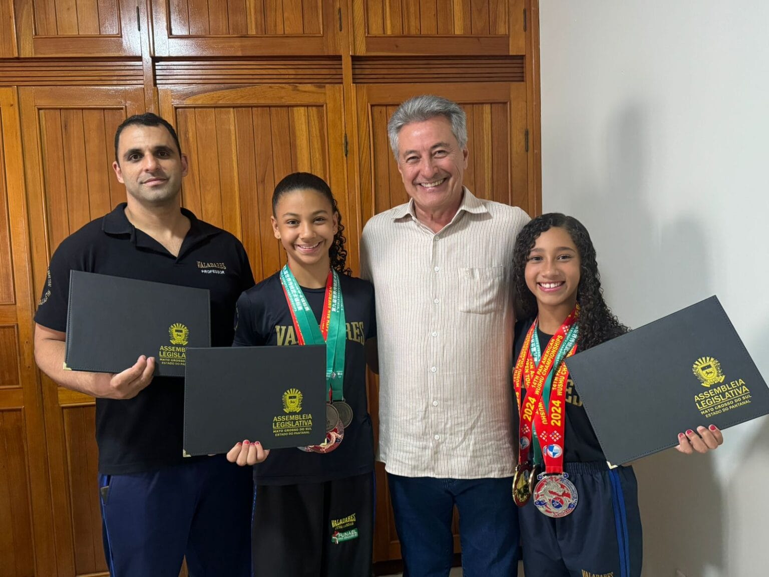 Deputado Roberto Hashioka entrega moção de congratulação a atletas de Nova Andradina