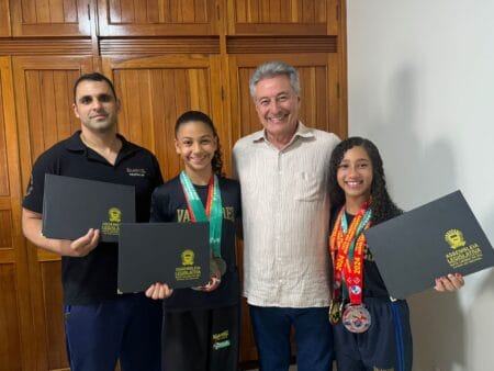 Deputado Roberto Hashioka entrega moção de congratulação a atletas de Nova Andradina