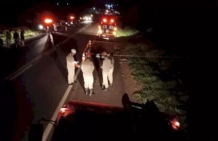 Mulher morre e adolescente fica ferida em acidente entre carro e moto
