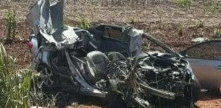 Carro fica completamente destruído e motorista preso às ferragens após colisão com carreta na MS-157