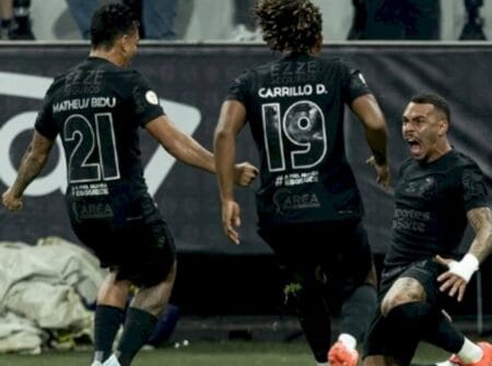 Memphis marca, Corinthians supera susto e bate Athletico para diminuir pressão no Brasileiro