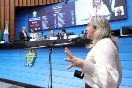 Lia Nogueira defende melhorias para a comunidade escolar de Douradina