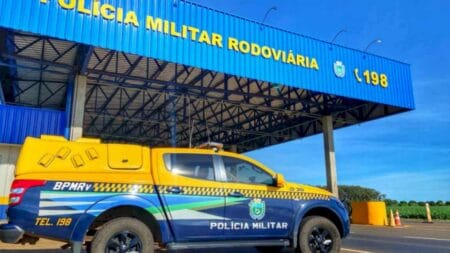 Três adolescentes em carro roubado troca tiros com a polícia e são feridos em Chapadão do Sul