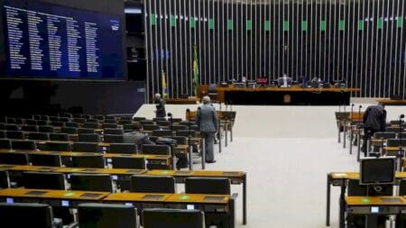 Câmara bate recorde de folgas a deputados com eleição, feriados e viagens