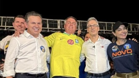 Bolsonaro tem Zema e Mendes em comício após briga com Caiado
