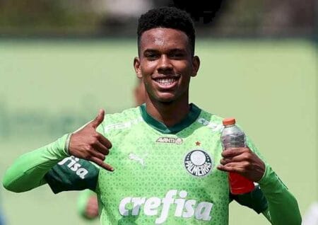 Palmeiras fica perto do retorno de Estêvão; saiba quando ele pode ser relacionado