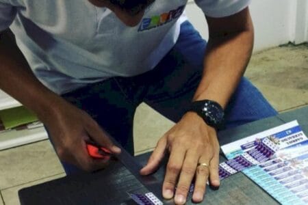 Zé Teixeira homenageia empresário com medalha Ueze Zahran