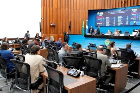 Parlamentares votam cinco projetos na sessão de hoje