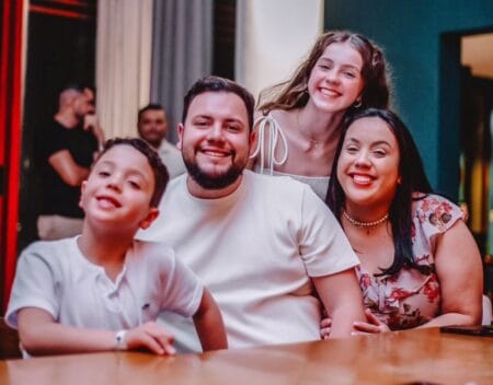 Casal trabalha juntos de casa com a internet e hoje faturam mais de 20 mil ao mês, e estão ensinando pessoas a fazerem o mesmo